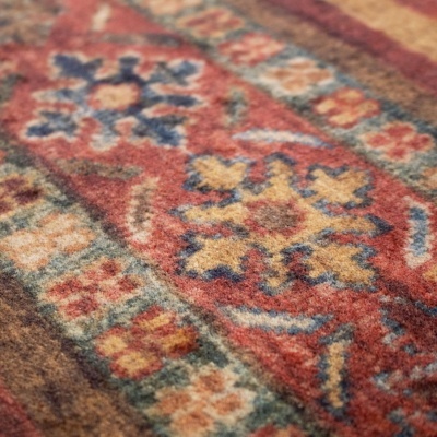 tapete com padrão geométrico e floral em tons diversos