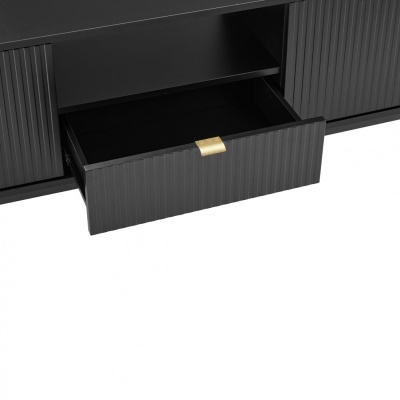 Móvel preto com gaveta aberta e puxador dourado