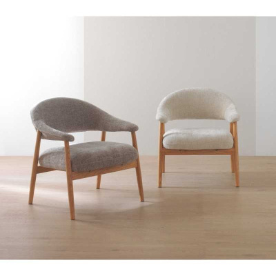 Duas poltronas de madeira clara com estofos cinzento e creme num chão de madeira clara