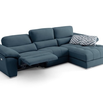 Sofá de canto azul escuro com recosto reclinável e almofada decorativa.