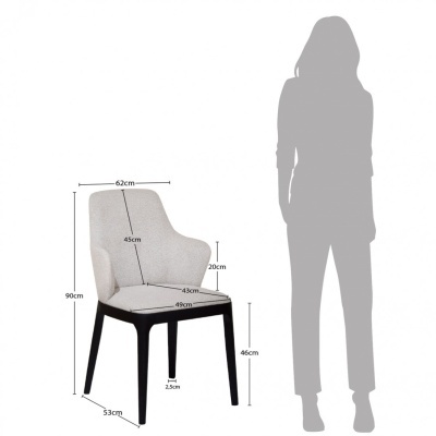 Cadeira estofada bege com pernas pretas e medidas indicadas ao lado, com fundo branco e silhueta de pessoa
