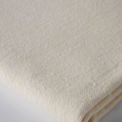Pano branco creme dobrado com textura de malha