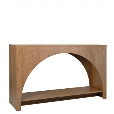 Aparador de madeira com abertura em arco e prateleira inferior