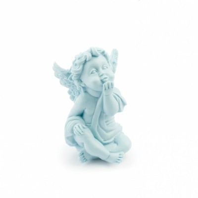 Estátua de anjo azul claro sentado com asas e cabelo encaracolado