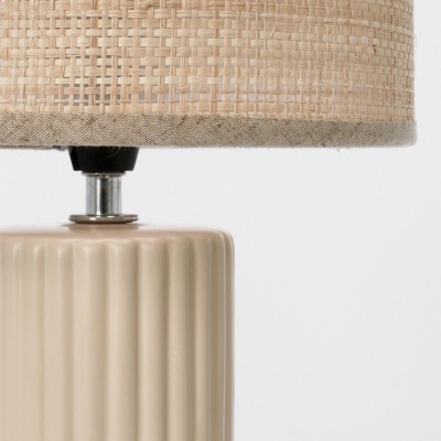 Candeeiro de mesa com base cerâmica bege e cúpula de tecido natural