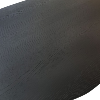 Mesa redonda preta com textura de madeira