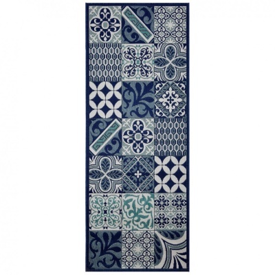 Tapete retangular com padrões geométricos e florais em azul, branco e verde