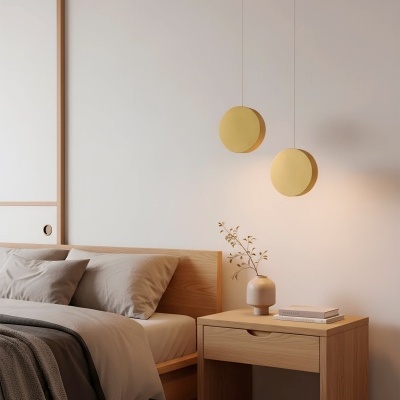 Quarto minimalista com cama e mesa de cabeceira de madeira clara, roupa de cama bege e cinzenta, jarra decorativa e luminárias amarelas penduradas.