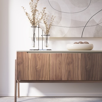 Aparador em madeira com vaso de vidro e quadro abstrato na parede