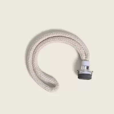 Cabo trançado branco com acabamento metálico e base preta