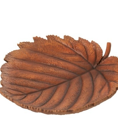 Prato decorativo em forma de folha castanha com textura detalhada