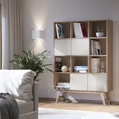 Estante de madeira clara com portas brancas e objetos decorativos num salão contemporâneo