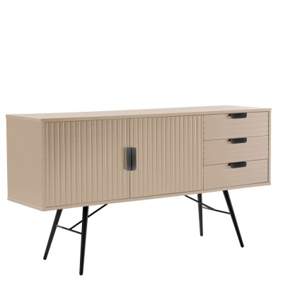 Aparador moderno bege com portas ranhuradas e três gavetas, pernas pretas