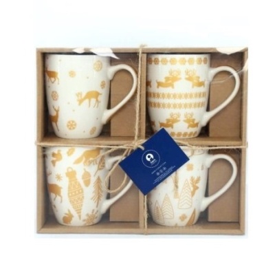Conjunto de quatro canecas brancas com padrões dourados em caixa de cartão