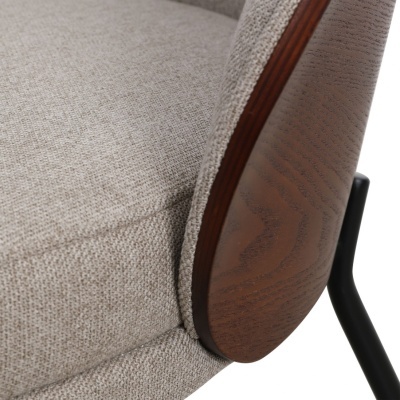 Cadeira estofada bege com encosto em madeira escura e estrutura metálica preta