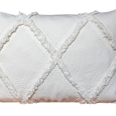 Almofada branca retangular com padrão de losangos em relevo e textura felpuda.