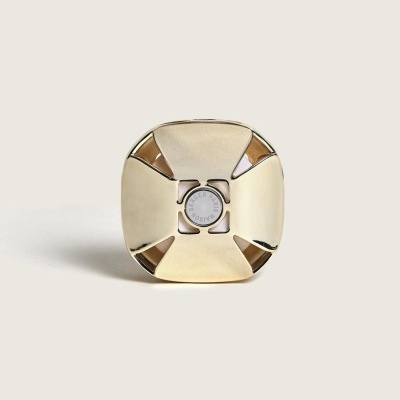 Produto metálico dourado com design geométrico e texto 