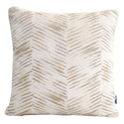 Almofada quadrada com padrão geométrico cinza e bege