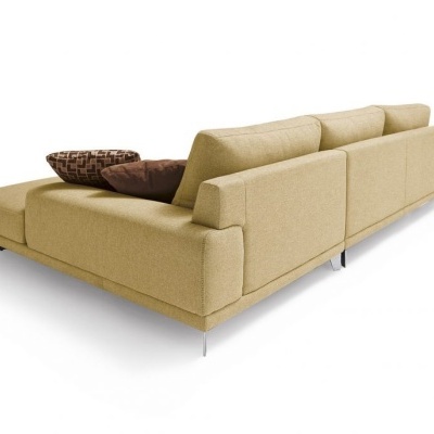 Sofá modular de tecido bege com almofadas castanhas em fundo branco