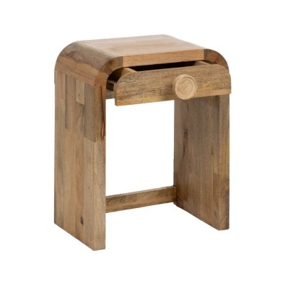 Mesa de madeira com gaveta e puxador circular em fundo branco