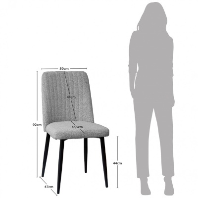 Cadeira cinza estofada com pernas pretas e medidas destacadas