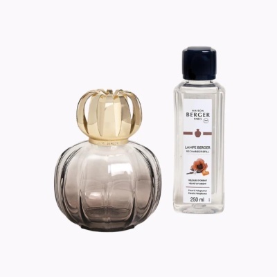 Conjunto Lampe Berger com base de vidro cinzento e tampa dourada e frasco de recarga