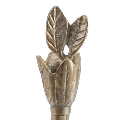 Objeto metálico dourado com folhas decorativas em relevo