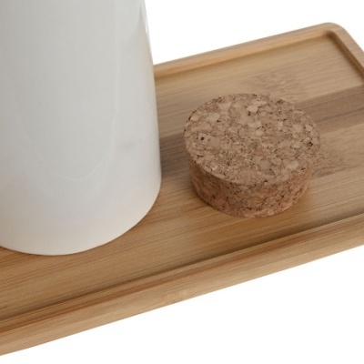 Tabuleiro de madeira com frasco branco e tampa de cortiça