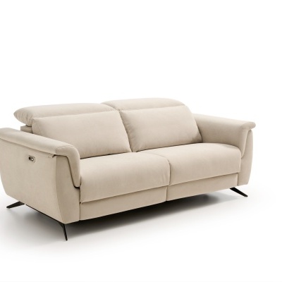 Sofá bege claro de três lugares com encostos reclináveis