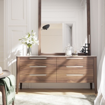 Cômoda de madeira com espelho e decoração em ambiente luminoso