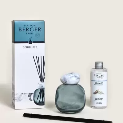 Conjunto de difusor de fragrância Maison Berger Paris com frasco azul esverdeado, tampa de pedra, varetas, embalagem e recarga.