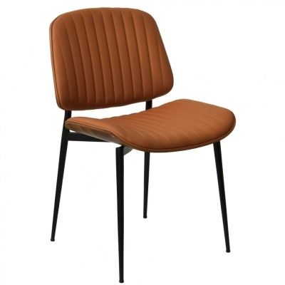 Cadeira castanha estofada com estrutura preta de quatro pernas