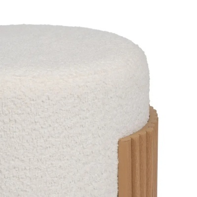 Pufe redondo branco com base em madeira