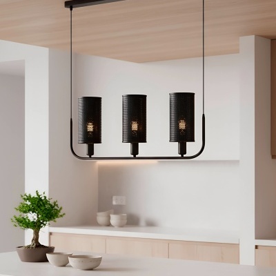 Candeeiro de tecto preto com três abajures cilíndricos perfurados em cozinha moderna