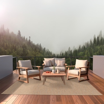 Conjunto de móveis de exterior em madeira clara e almofadas bege com vista para floresta