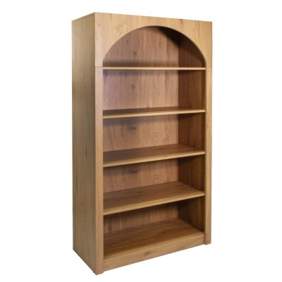 Estante de madeira clara com prateleiras e arco no topo