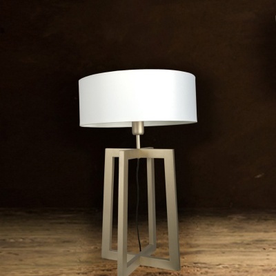 Candeeiro de mesa com base geométrica e cúpula branca