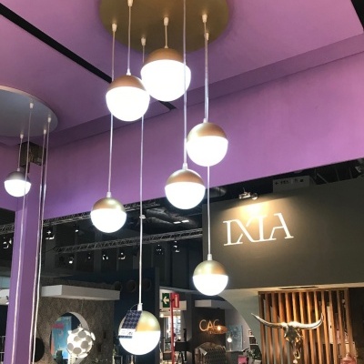 Candeeiro moderno de teto com seis luzes esféricas pendentes em branco e dourado