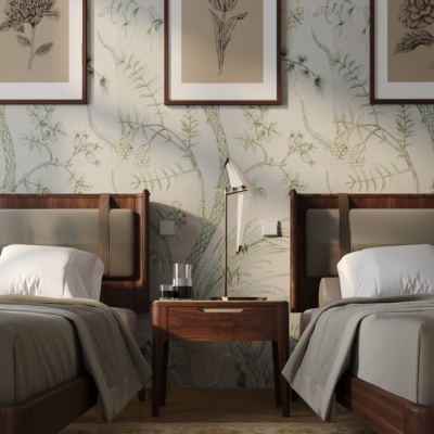 Quarto com duas camas de madeira, cabeceiras estofadas, mesa de cabeceira, papel de parede floral e quadros botânicos
