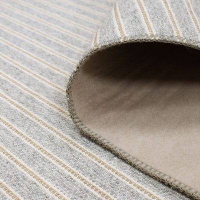 Tapete tecido riscas bege e cinza com textura visível