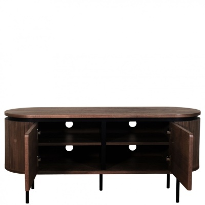 Aparador baixo em madeira escura com portas abertas e pernas pretas