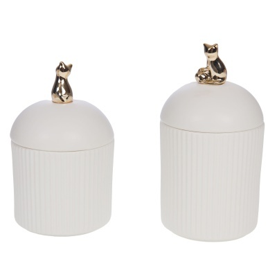 Dois recipientes cilíndricos brancos com tampas e gatinhos dourados no topo