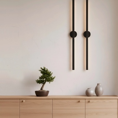 Aparador de madeira clara com decoração e luzes de parede pretas num ambiente minimalista