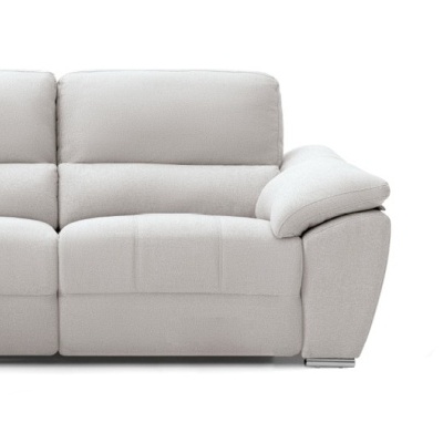 Sofá cinza claro com apoio de braço almofadado