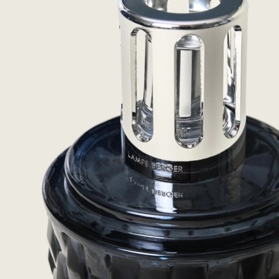 Frasco decorativo Lampe Berger em vidro preto com tampa metálica prateada.