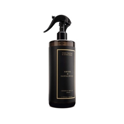 Frasco spray preto com rótulo preto e dourado em fundo branco