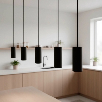 Cinco candeeiros pendentes pretos em cozinha moderna clara
