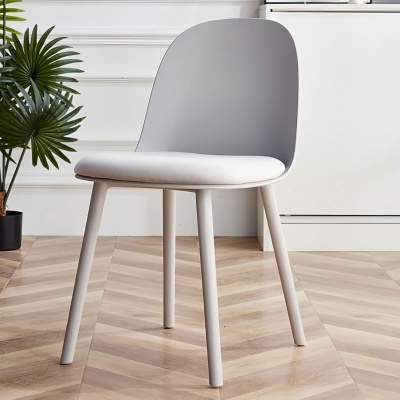 Cadeira cinza claro com pernas brancas em ambiente interior