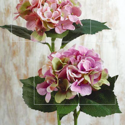 Dois ramos artificiais de flores hortênsia cor-de-rosa com detalhes em verde e folhas verdes