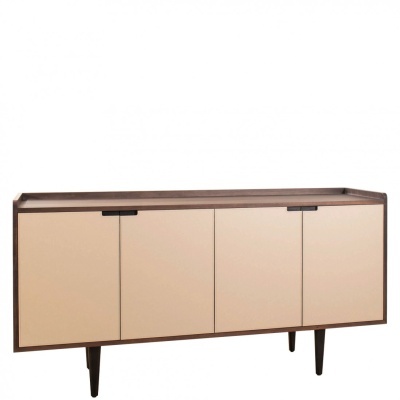 Aparador de madeira castanha escura com quatro portas bege e puxadores pretos